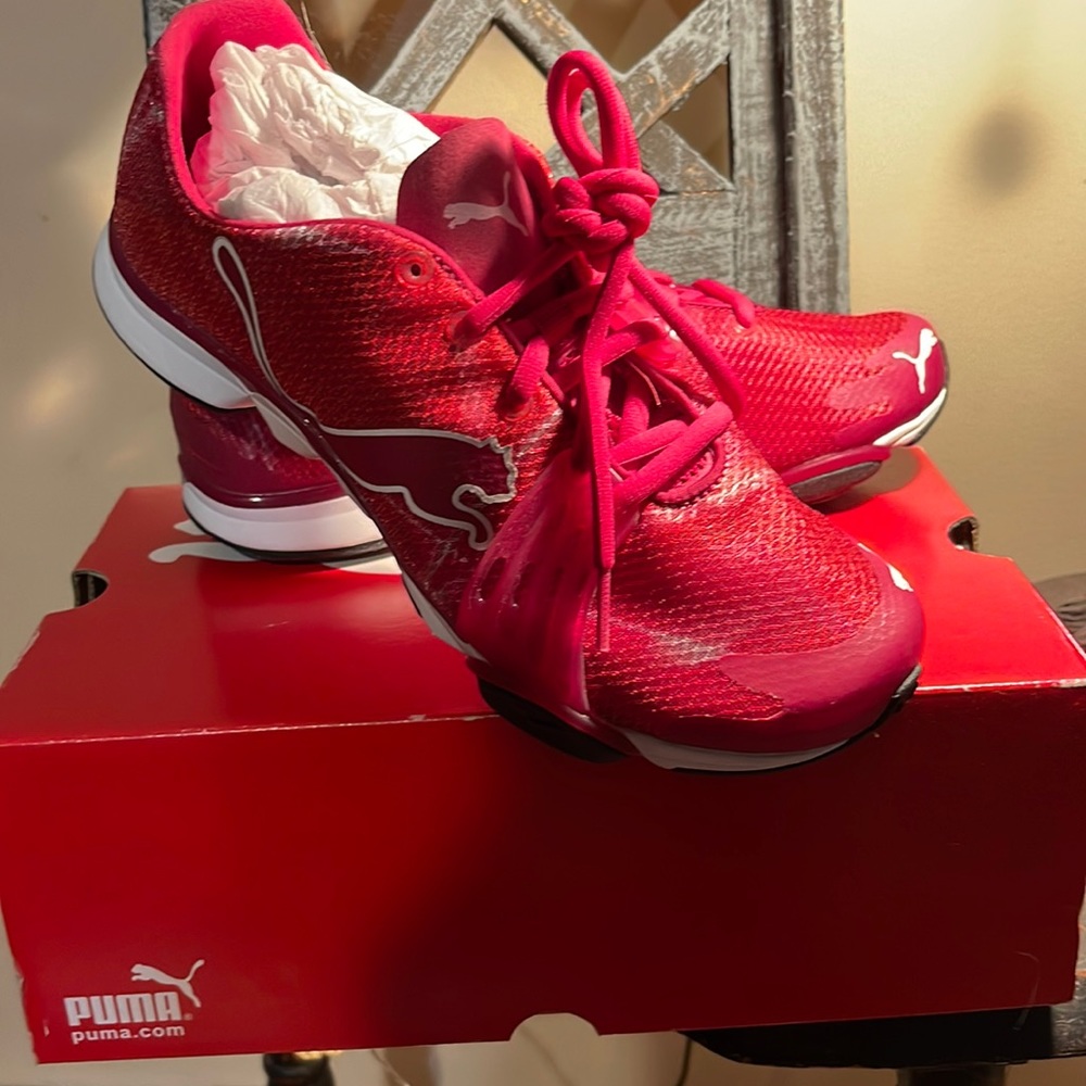 Womens Puma workout/running shoe